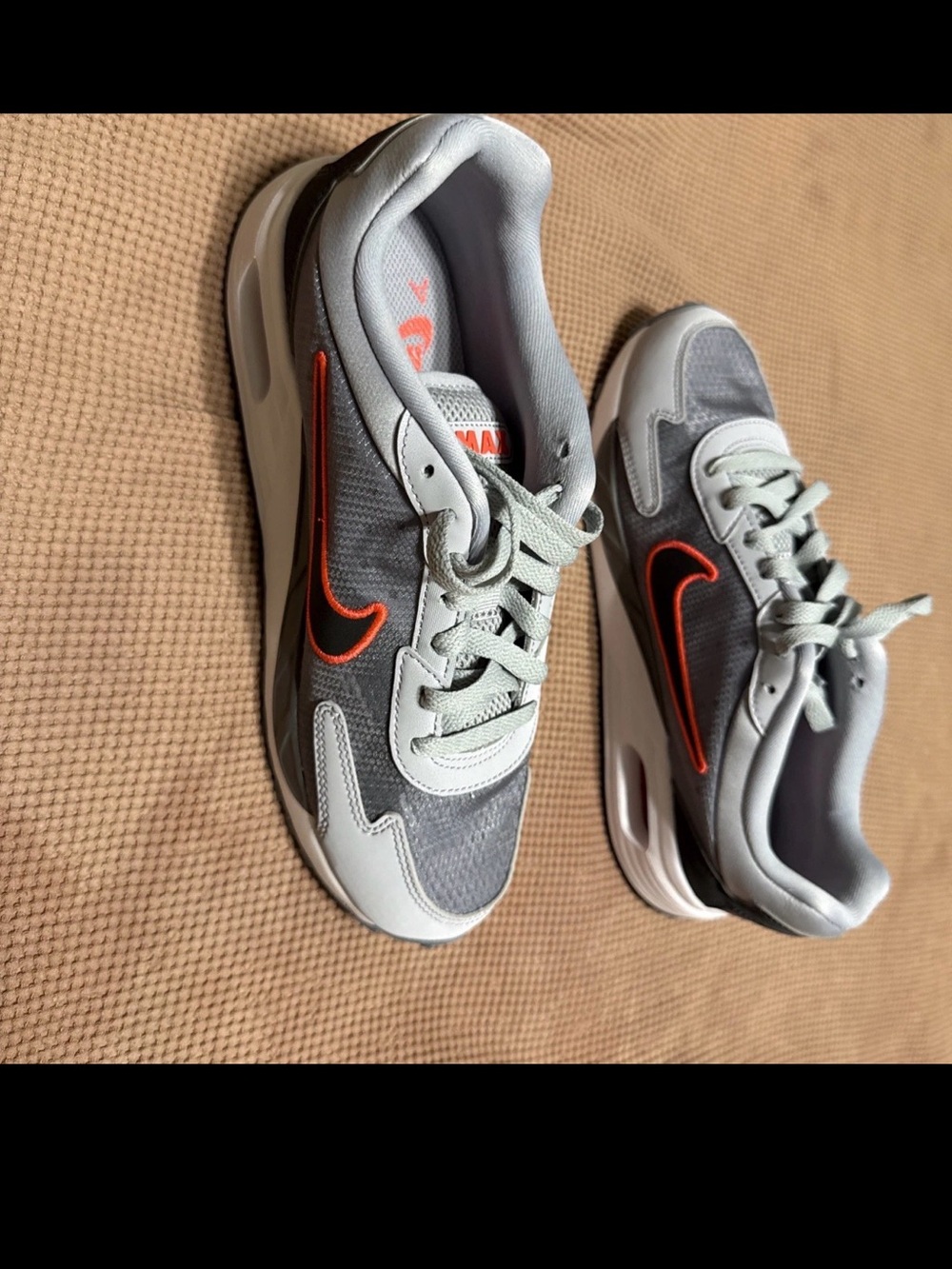 Nike Air Max Solo GS Wolf Grey Anthracite Size 6Y Women 7.5 Damaged Box